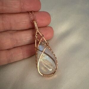Elegant Gold Wire-Wrapped Pendant Necklace